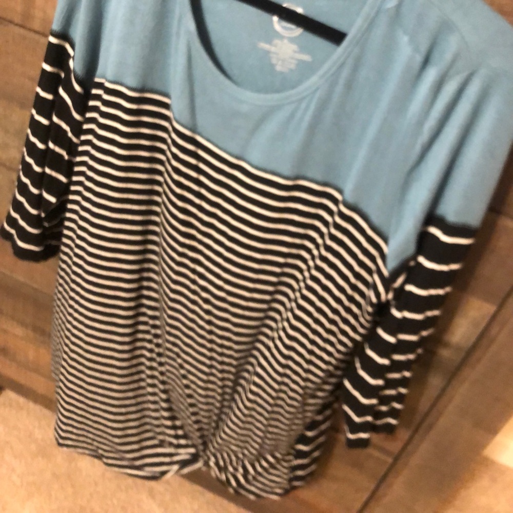 Ladies top - Picture 2 of 3